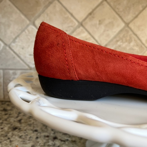Clarks Bendables Deep Orange Rust Suede Leather Flats EUC - Picture 15 of 16
